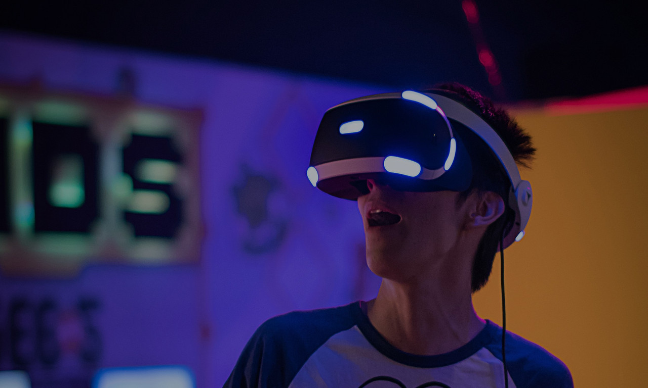 Persona con un casco de realidad virtual