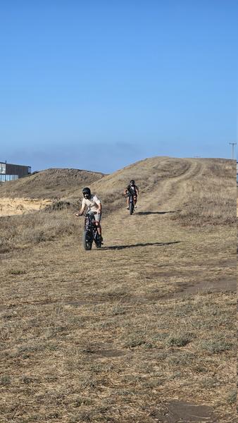 Ciclistas en e-bike por un sendero de pastizales en los cerros de Matanzas