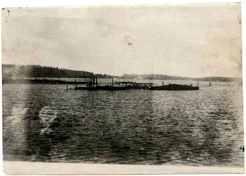 Финская баржа, потопленная прямым попаданием бомб, сброшенных летчиком младшим лейтенантом Агронским