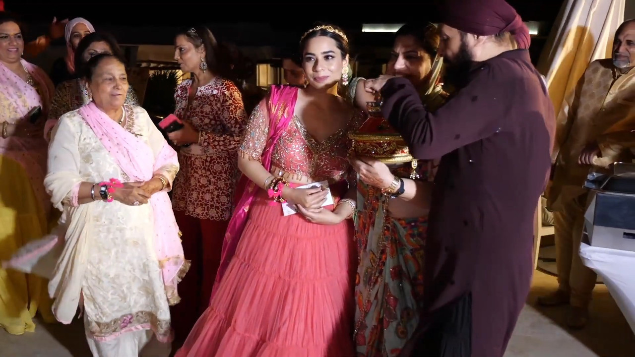 Hot punjabi aunty and girl cleavage and navel in diffrent costume.mp4_snapshot_00.53.238