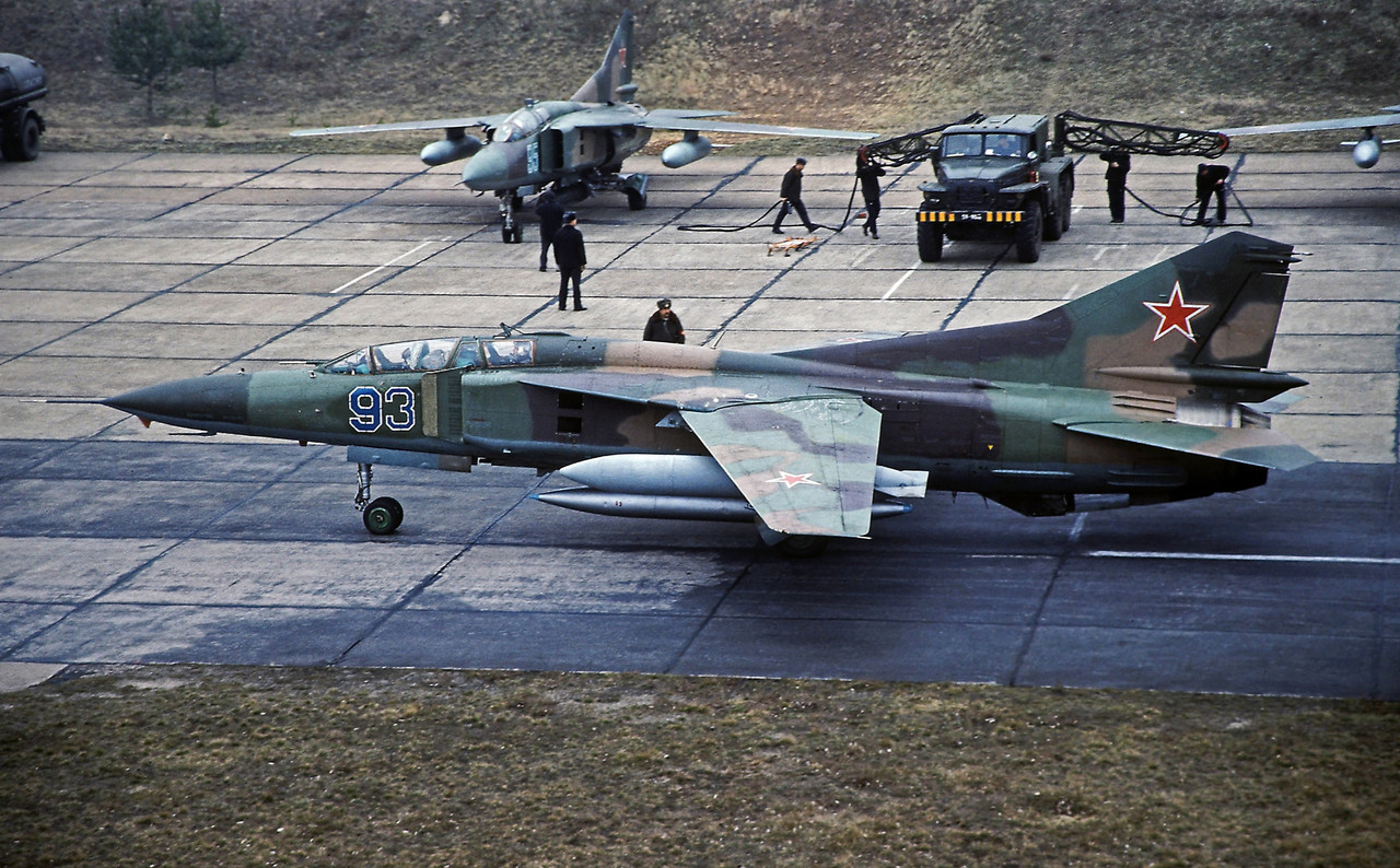 559 APIB Mig-23UB 93 Blue_390158 (4)