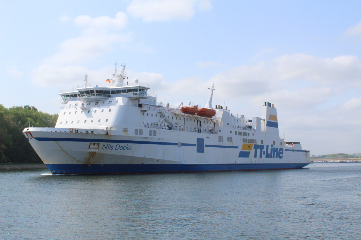 39E23CFC-E0CD-42A8-8264-57A24CFD017D