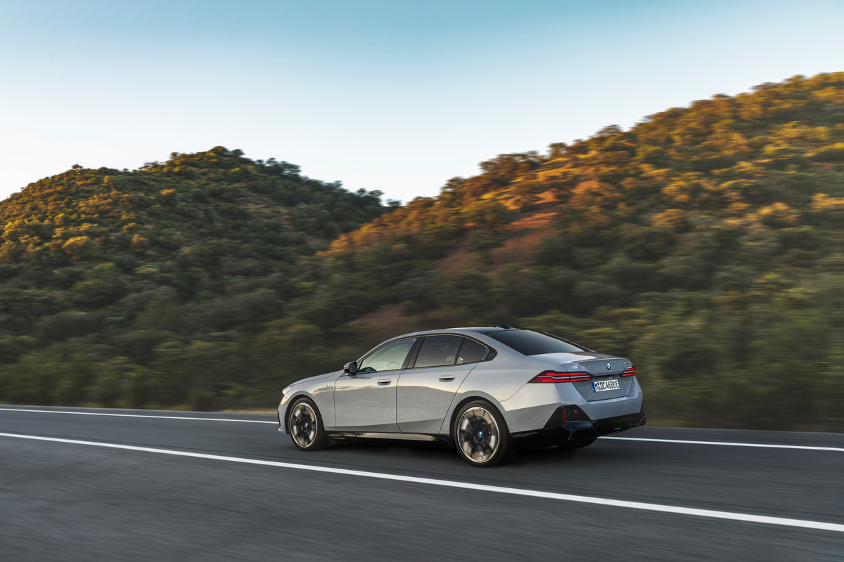 P90505020_highRes_the-new-bmw-i5-edriv
