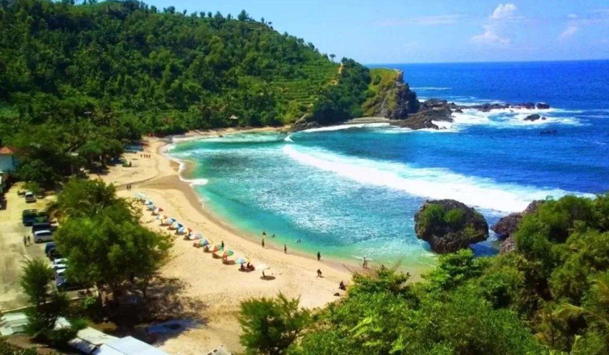 Pasir Putih dan Ombak yang Menenangkan