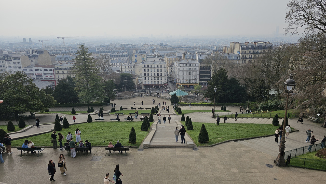 天氣好的時候,前面廣場可以眺望巴黎市景,可惜當天天氣不是很好