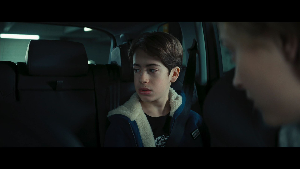 Blast (2021)_00_18_38_00_74