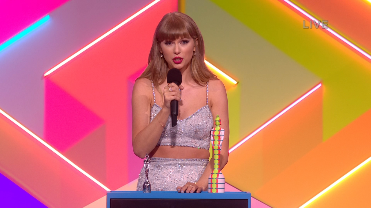 Taylor Swift - Global Icon Award,2021 Brit Awards,11 May 2021(FEED-1080i-MPA2.ts_20210512_085336.916