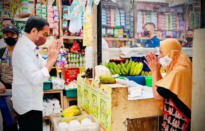 Jokowi mengunjungi dua pasar di Jawa Tengah, yakni Pasar Baledono di Kabupaten Purworejo dan Pasar Rakyat di Desa Tempurejo, Kabupaten Magelang.