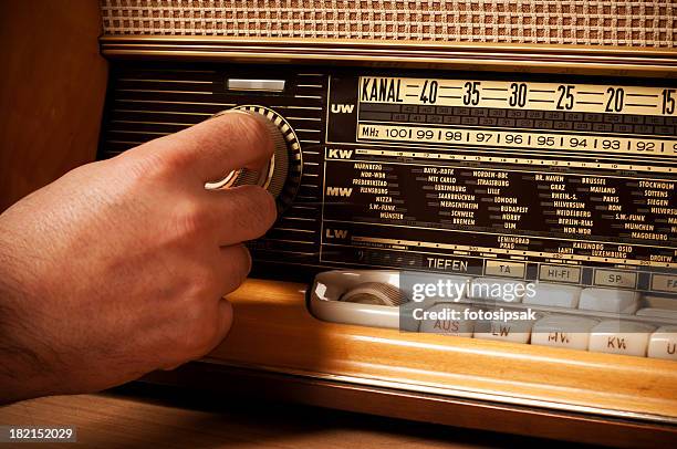 Imagem de um rádio amador antigo, com botões e medidores analógicos.