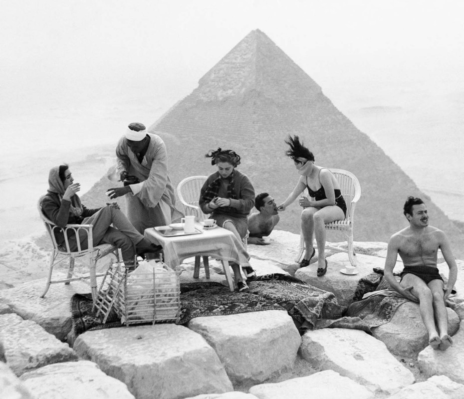 early-tourist-pyramids-ancient-egypt (1)
