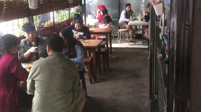 Pelanggan Bakso Mas Eko Maju, tempat makan siang enak di Bandung.