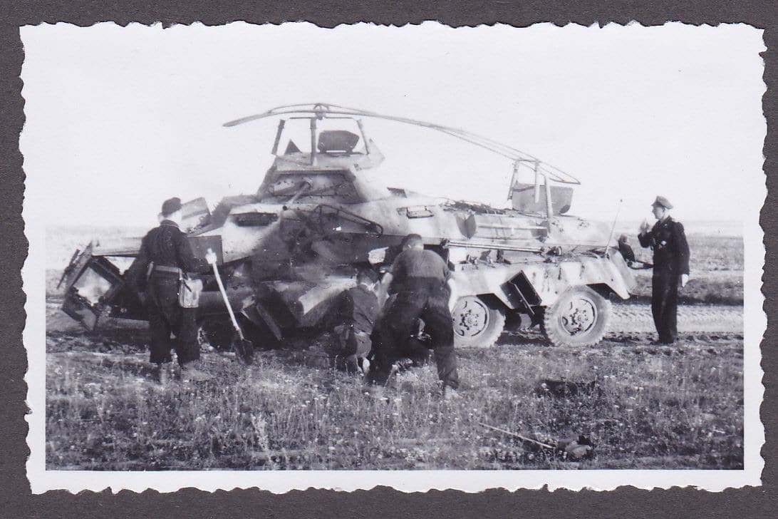 Foto 2.WK.Kameraden mit Aufklärungspanzer