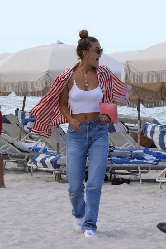 nina-agdal-in-jeand-on-the-beach-in-miami-07-12-2018-13