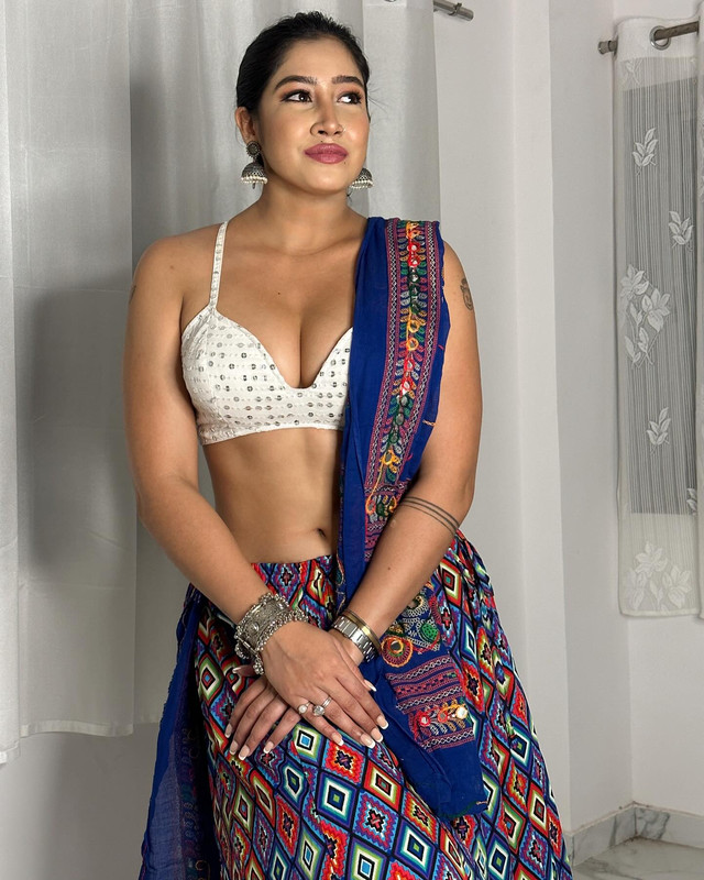 صوفيا أنصاري تظهر بأناقة هندية Sofia9-official-1717227734149