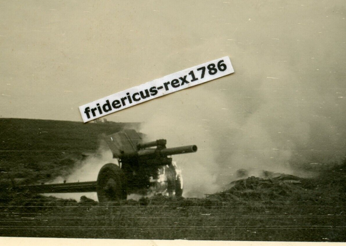 Foto WH im Osten Pak Geschütz Kanone nach Treffer Rad in Flammen HKL