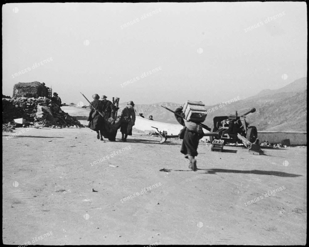 Après la prise du col de Teghime, des goumiers du 2e groupe de tabors marocains (GTM) sont rassemblé