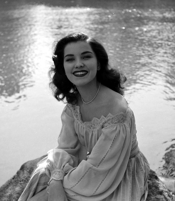 debra_paget_295