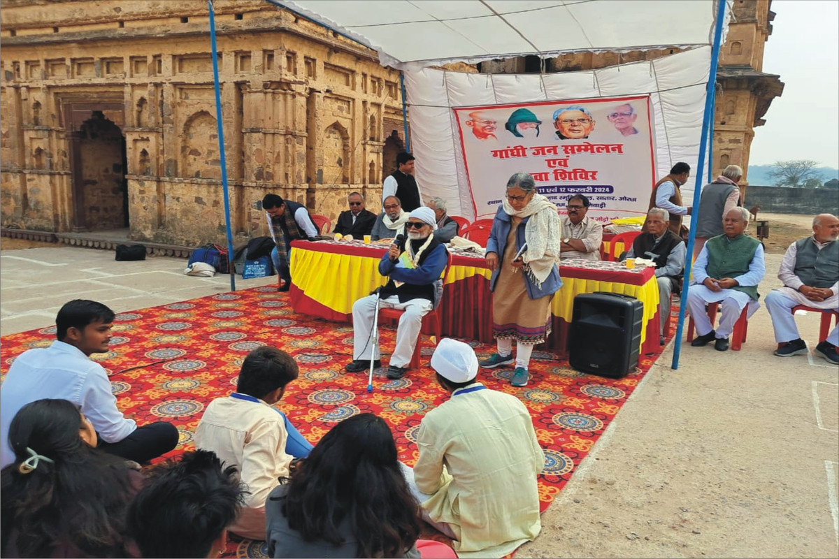 डॉक्टर भारतेन्दु प्रकाश को लोकेंद्र भाई स्मृति राष्ट्रीय समाज सेवा सम्मान से नवाजा गया , चंद्रशेखर आजाद स्मृति स्थल पर युवा शिविर एवं कंचनाघाट पर गांधी जन सम्मेलन का हुआ आयोजन 