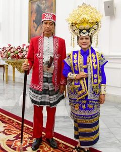 Presiden RI Joko Widodo dan istri, Iriana Joko Widodo tampak serasi saat mengenakan pakaian adat Buton, Sulawesi Tenggara pada peringatan HUT RI ke-77.