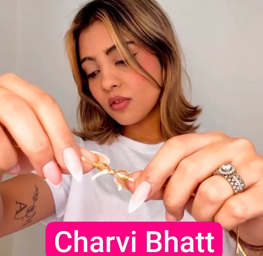 Insta model Charvi Bhatt full and marsterbate in bathroom