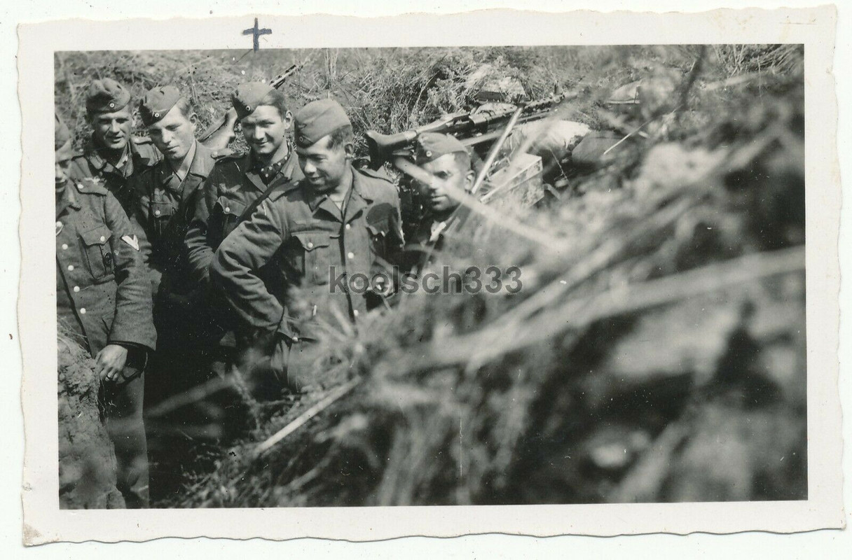 ! Foto Soldaten der Wehrmacht mit MG 34 im Schützengraben in Ust Leski Russland