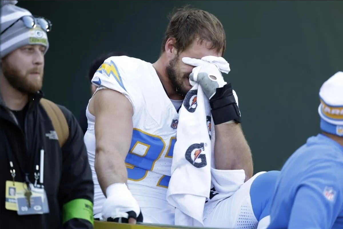 Video: Joey Bosa abandona entre lágrimas el encuentro Chargers vs Packers