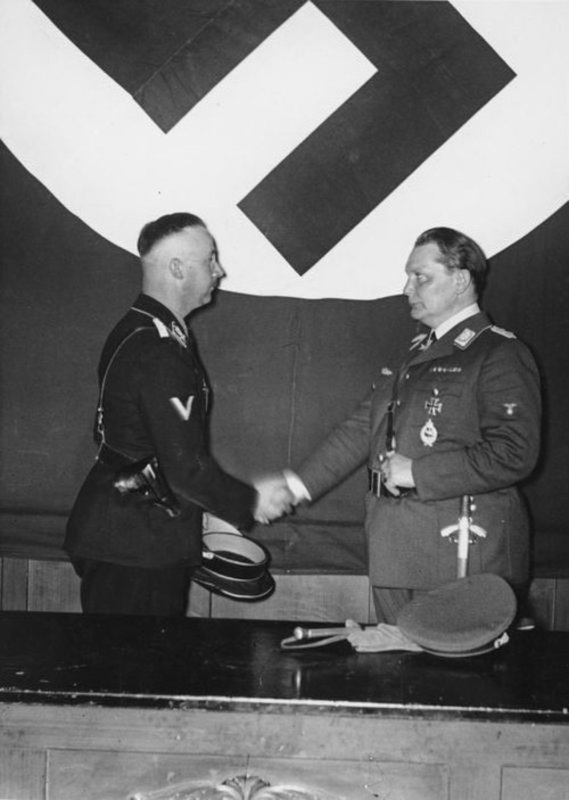 Heinrich Himmler y Hermann Göring en la reunión para entregar formalmente el control de la Gestapo. Berlín, 1934 Heinrich Himmler y Hermann Göring en la reunión para entregar formalmente el control de la Gestapo. Berlín, 1934
