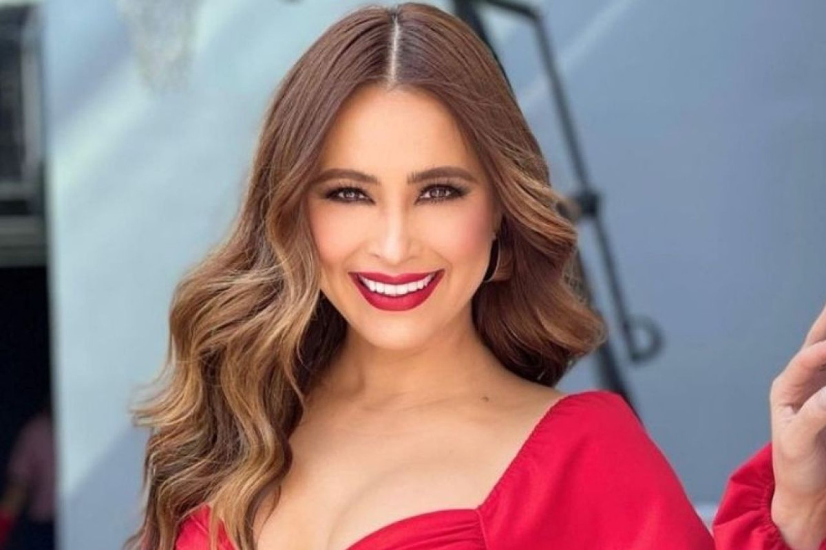 ¡Cynthia Rodríguez presume sus chanclas Chanel que valen 30 mil pesos!