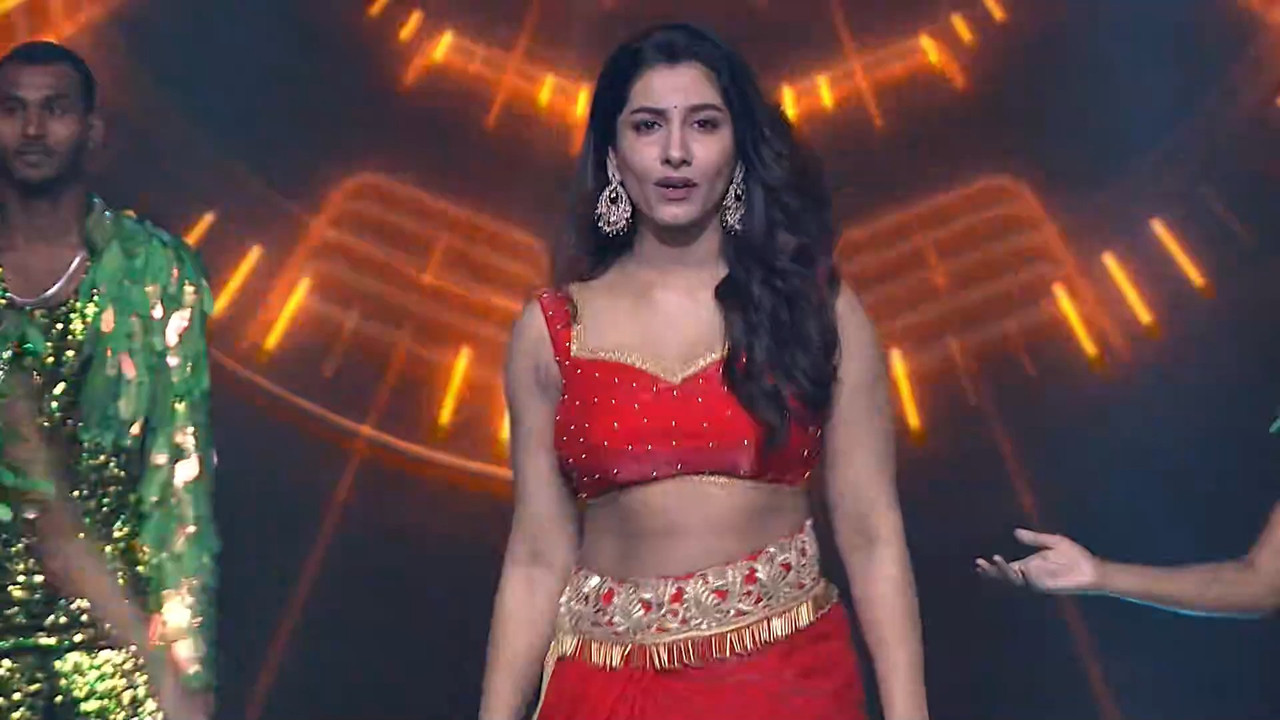 [Image: Vishnupriya-item-dance-in-red-dress-mp4-...06-000.jpg]