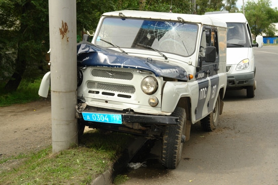 v_abakane_militseyskiy_uaz_vrezalsya_v_stolb_thu