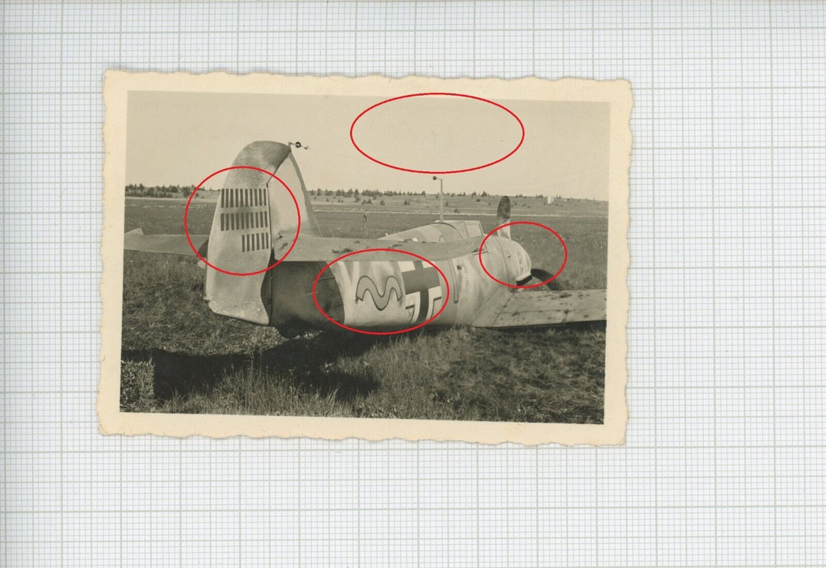 Foto notgelandete Me 109 mit Abschüssen am Leitwerk