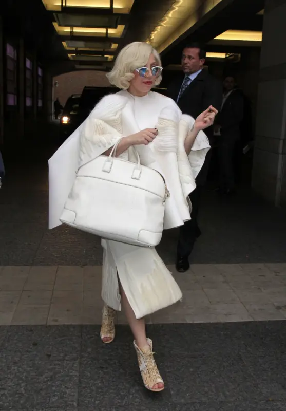11-18-13-Arriving-Hotel-in-Toronto-001.w