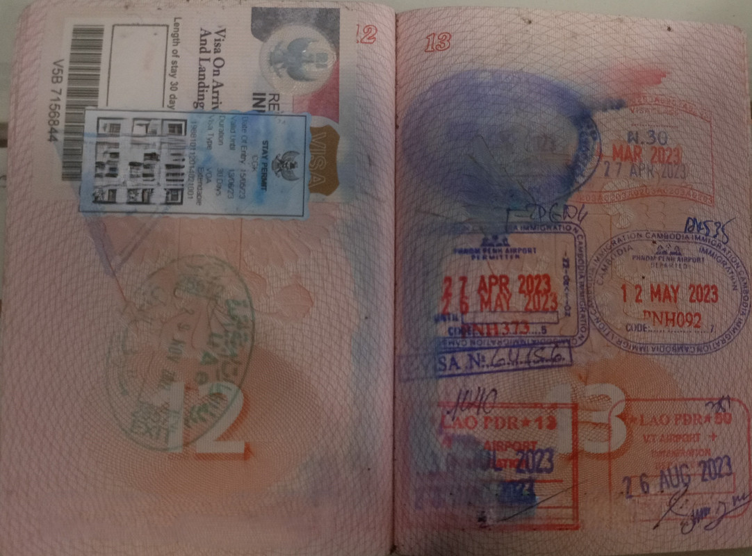 Поврежден загранпаспорт - могут быть проблемы на границе