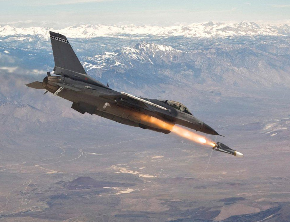 F 16 fires Maverick 001 (1)