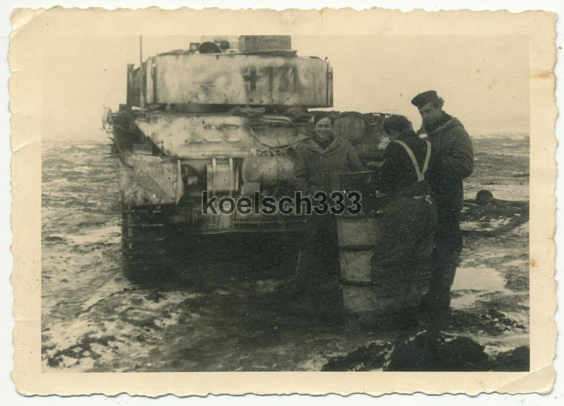 Foto Panzermänner hinter ihrem Panzer IV 131 im Winter an der Ostfront 194142