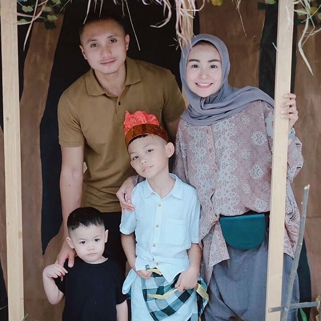 7 Potret keluarga Soraya Larasati, adem ayem dan jauh dari gosip