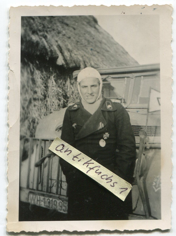 Panzer-Soldat Karl Bach verwundet am Kübelwagen 