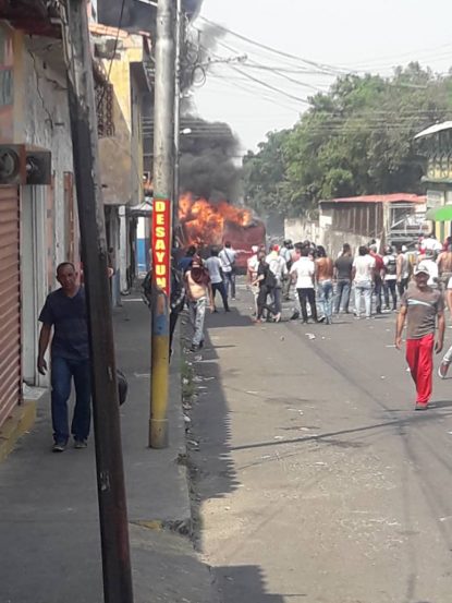 Violentos opositores venezolanos quemaron unidad de transporte público en Táchira Trans2302193-415x553