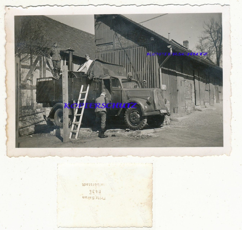 Alter Lastwagen Lkw mit Feldküche beladen Techni