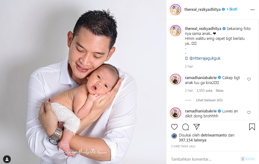 Rezky Aditya gendong baby Athar