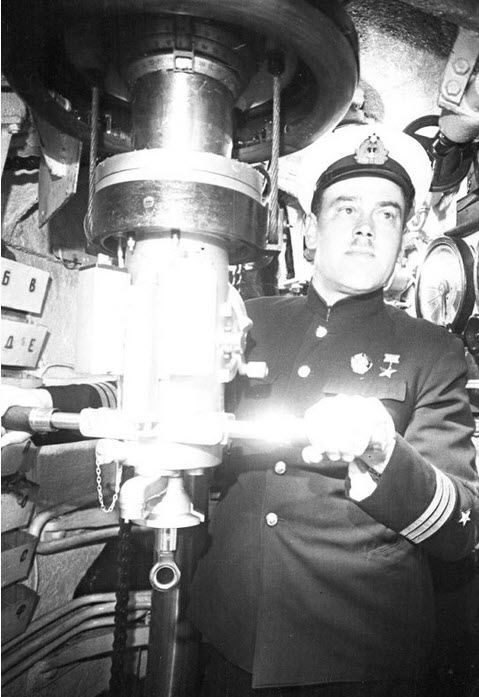 Герой Советского Союза подводник капитан 3-го ранга А.В. Трипольский у перископа.