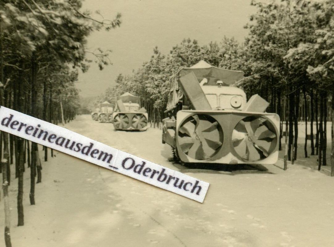 Foto Fahrschule Steyr Raupenschlepper Ost RSO  mit Peterfräse Schneeräumung