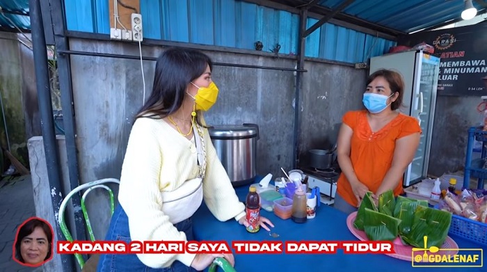 Magda saat berbincang dengan penjual Soto Sapi Dsaleh di kawasan Denpasar, Bali.