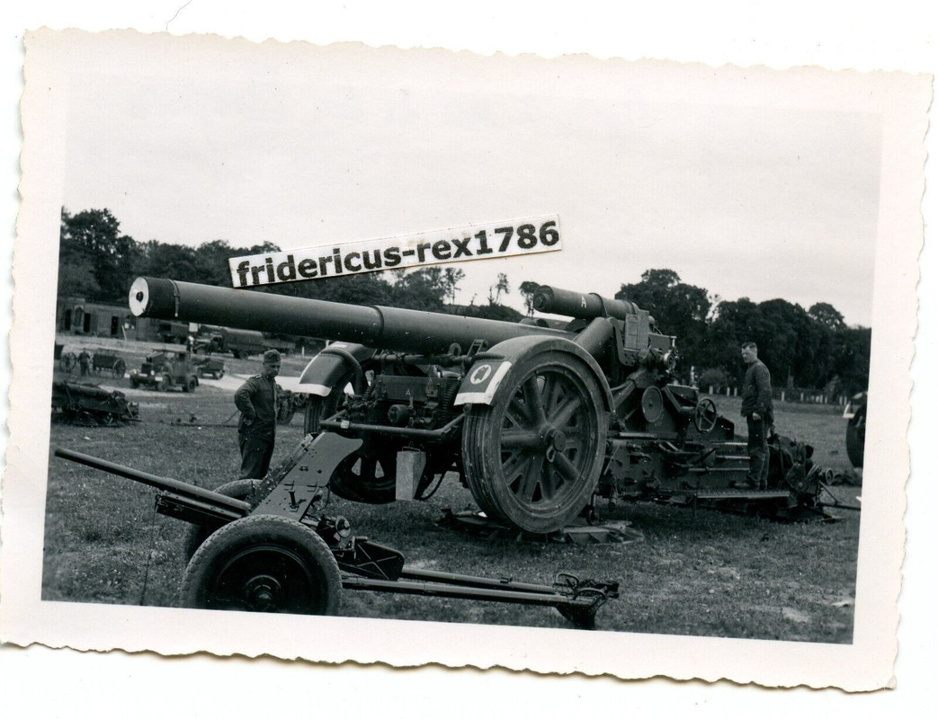 C43 Foto WH Ostfront Ukraine Lemberg Lwiw 21 cm Mörser 18 mit Wappen und 3,7 Pak