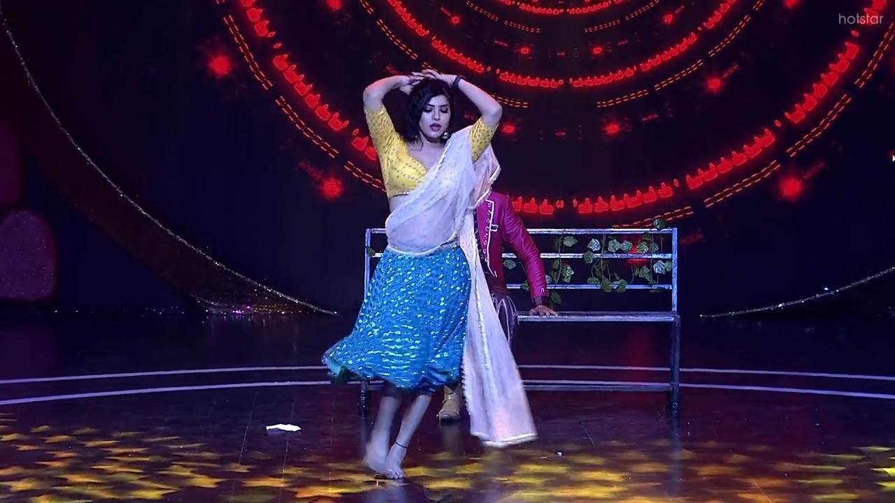 Hot Tamil Girl Sexy Downblouse and navel show in yellow dress.mkv_snapshot_01.32.053
