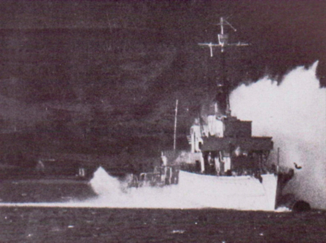 HMS Nonsuch (D.107) испытания на устойчивость спльников гребных валов подводным взрывам, октябрь 194