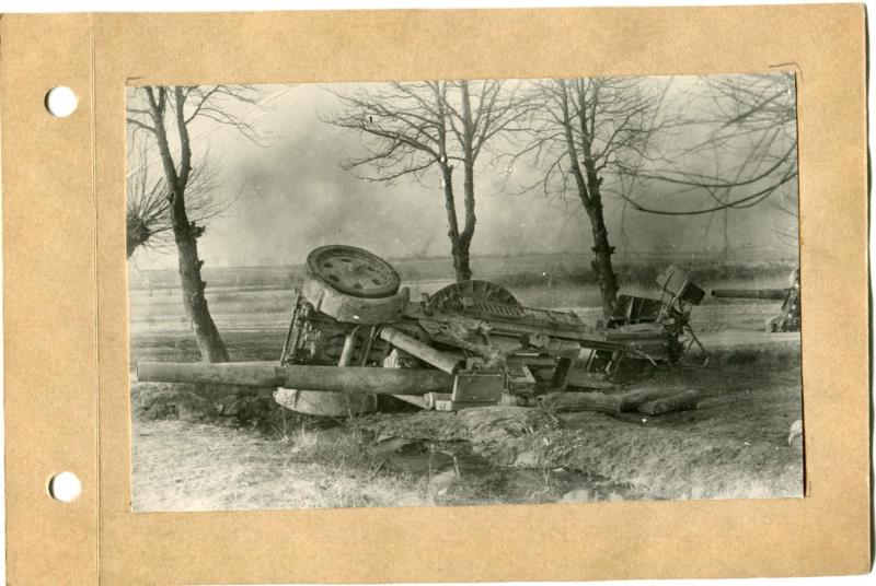 210 мм орудие, снято с огневой позиции и брошено на дороге. Район Зборув (за Одером) (1)