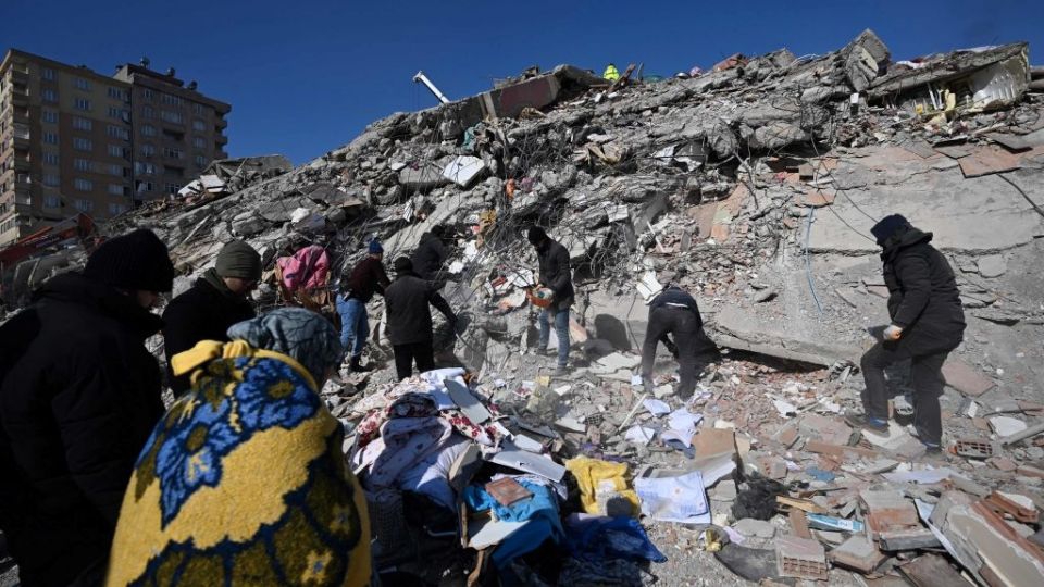 FOTOS: A días del terremoto en Turquía y Siria, rescatan con vida a 6 personas bajo escombros