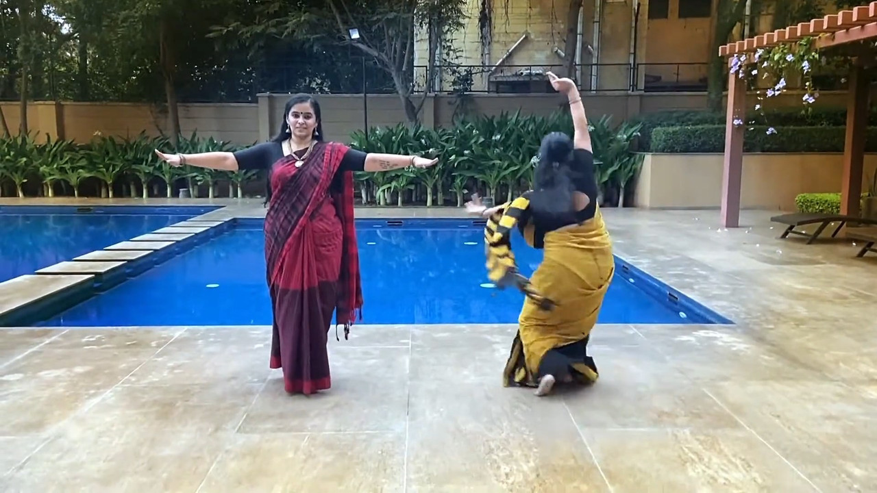 Malayali Homely Aunties Big Ass,Boobs and Navel while dancing.mkv_snapshot_03.28.919