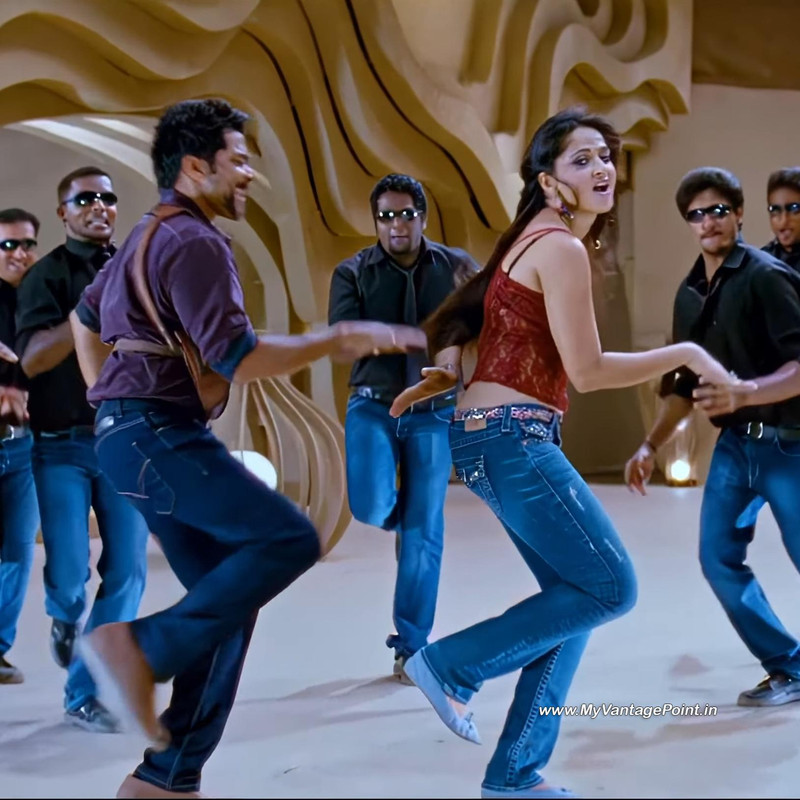 32-Anushka-Shetty-Hot-in-Singam-2-in-Kannukkulle-Song